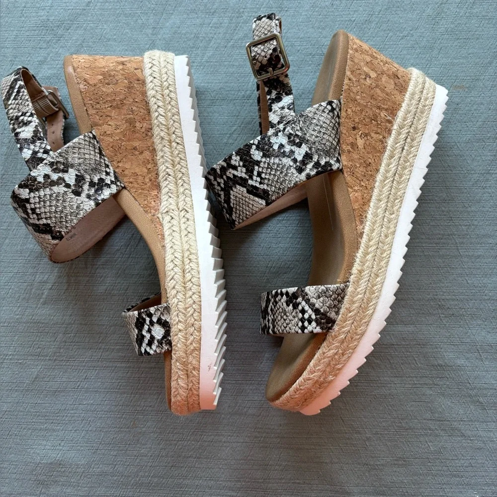 NEW Report Snakeskin Pattern Wedge Sandals Size 8 Comfortable